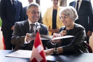 Le ministre des affaires étrangères Ignazio Cassis et la ministre de la culture Elisabeth Baume-Schneider ont signé un mémorandum d'entente à Venise vendredi. KEYSTONE/GAETAN BALLY